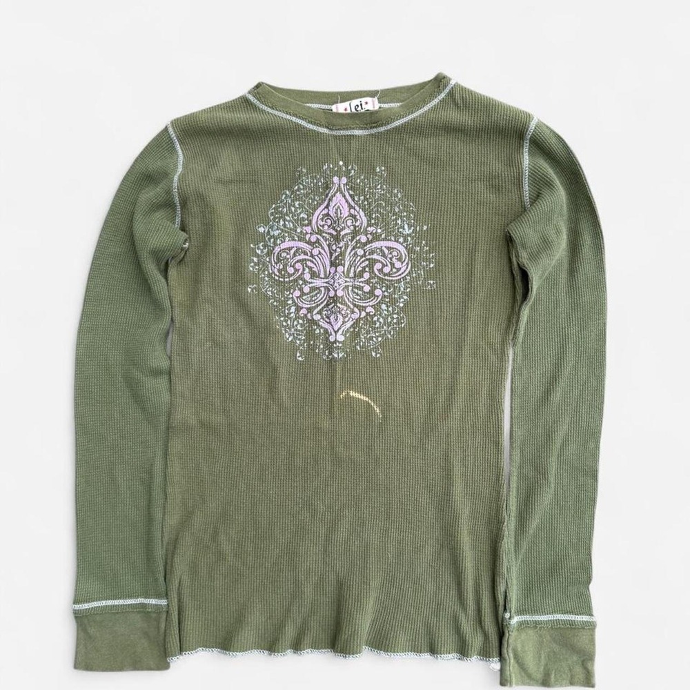 L.E.I. Y2K Sage Green Ribbed Long Sleeve Fleur De Lis Graphic Tee Vintage Top